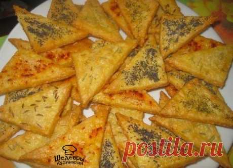 ТАЮЩИЕ ТРЕУГОЛЬНИЧКИ 
Не остановитесь, пока всё не съедите 

ИНГРЕДИЕНТЫ:
● Мука — 100 г
● Сливочное масло — 100 г
● Сыр (пармезана,голландский) — 100 г
● Соль — 1/4 ч. л.
● Яйцо — 1 шт
● Для обсыпки 

ПРИГОТОВЛЕНИЕ:
Всыпать в процессор с ножами - или вручную (ножом), на рабочий стол всыпать просеянную муку + масло, соль и начать превращать в крупку. Когда процесс будет в самом конце, всыпать натёртого сыра и продолжить рубить.Переложить массу в чашку и в самом конце добав...