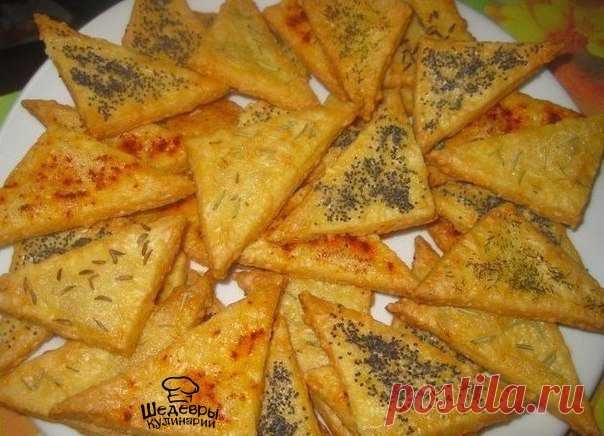 ТАЮЩИЕ ТРЕУГОЛЬНИЧКИ 
Не остановитесь, пока всё не съедите 

ИНГРЕДИЕНТЫ:
● Мука — 100 г
● Сливочное масло — 100 г
● Сыр (пармезана,голландский) — 100 г
● Соль — 1/4 ч. л.
● Яйцо — 1 шт
● Для обсыпки 

ПРИГОТОВЛЕНИЕ:
Всыпать в процессор с ножами - или вручную (ножом), на рабочий стол всыпать просеянную муку + масло, соль и начать превращать в крупку. Когда процесс будет в самом конце, всыпать натёртого сыра и продолжить рубить.Переложить массу в чашку и в самом конце добав...