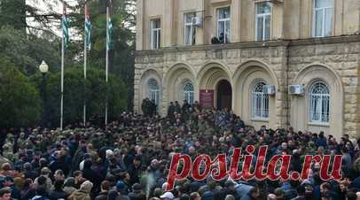 Потребовали отставки властей: протестующие в Абхазии начали скандировать: «Россия!». В Сухуме выступающие против ратификации инвестиционного соглашения с РФ принесли к зданию парламента российские флаги и начали скандировать: «Россия!» По словам оппозиционеров, они выступают не против Москвы, а против олигархов. Ранее протестующие вошли в здание парламента, проломив забор и прорвав оцепление. Они потребовали отставки президента. Власти республики решили отозвать законопроект для стабилизации…
