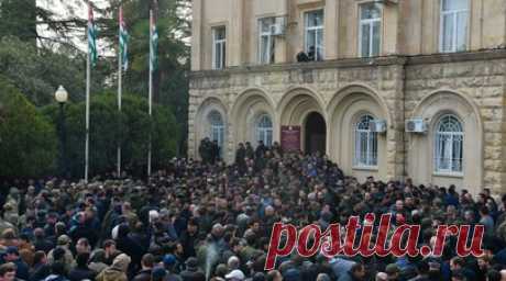 Потребовали отставки властей: протестующие в Абхазии начали скандировать: «Россия!». В Сухуме выступающие против ратификации инвестиционного соглашения с РФ принесли к зданию парламента российские флаги и начали скандировать: «Россия!» По словам оппозиционеров, они выступают не против Москвы, а против олигархов. Ранее протестующие вошли в здание парламента, проломив забор и прорвав оцепление. Они потребовали отставки президента. Власти республики решили отозвать законопроект для стабилизации…