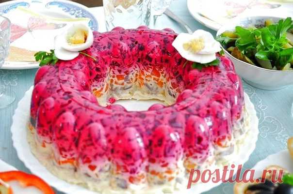 ВКУСНЕЙШИЙ и ВОЛШЕБНЫЙ Салат.
Для салата вам понадобится:
1. Свекла (2 шт.)
2. Сыр твердый (150 г.)
3. Изюм (1 горст. )
4. Морковь(3 шт.)
5. Чеснок (3 зуб.)
6. Орехи грецкие (1 горст.)
7. Майонез

Рецепт салата 
Свеклу, морковь отварить. 
Затем сваренные продукты потереть на мелкой терке. 
При этом все ингредиенты следует тереть в отельные тарелки. 
Сыр потереть также на мелкой терке. 
Чеснок следует выдавить, орехи измельчить. 
Изюм необходимо распарить, для этого просто ...