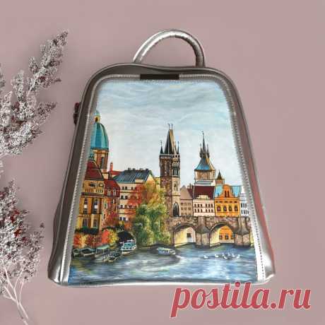 Красота и романтика пражских пейзажей
Прага – сказочная страна, оставляющая только самые теплые романтичные воспоминания. Именно ее пейзажи вдохновили мастера магазина M-Sweet на создание такого оригинального и необычного рюкзака. Художественная роспись точно передает настроение, завораживает, заставляет всматриваться в рисунок. Изделие точно станет характерной деталью всего образа!