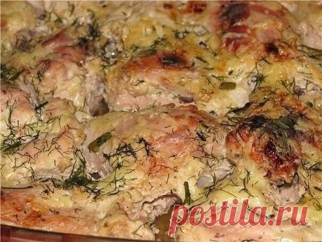 Курица в кефире

Продуктов минимум, а вкус - ну просто изумительный!

Ингредиенты:
- 1 курица
- 0,5-0,75 л кефира
- соль, приправы для курицы

Приготовление:

Курицу промыть, разрубить на порционные куски. 

Затем посыпать солью и щедро приправкой для курицы.

Кусочки курицы переложить в емкость для маринования и залить кефиром, чтобы он полностью покрыл курочку. Оставить мариноваться минимум на 2 часа.

Затем переместить курочку в огнеупорную форму вместе с маринадом и за...