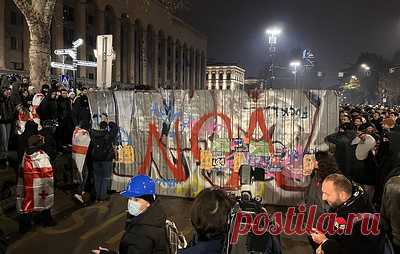 В Тбилиси протестующие выстроили баррикады у парламента. Демонстранты поставили жестяной лист, укрепив его железными лавочками