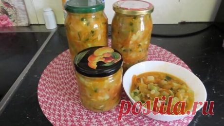 Рецепт салата из кабачков с помидорами и морковью на зиму
Очень яркий салат, в котором собраны все краски лета. В нашей семье не нашлось ни одного человека, который остался бы равнодушным к этой «закрутке». Именно поэтому, она входит в число «обязательных» заготовок.