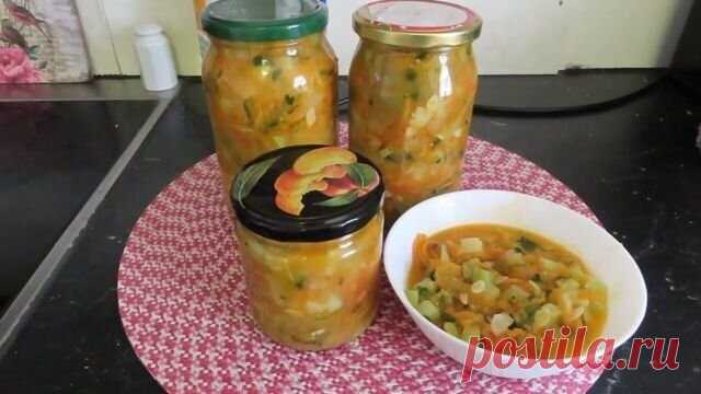Рецепт салата из кабачков с помидорами и морковью на зиму
Очень яркий салат, в котором собраны все краски лета. В нашей семье не нашлось ни одного человека, который остался бы равнодушным к этой «закрутке». Именно поэтому, она входит в число «обязательных» заготовок.