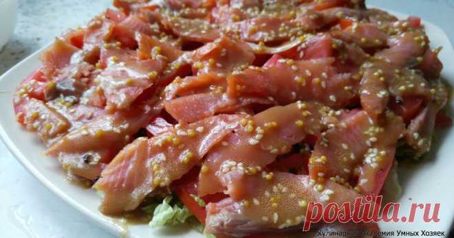 Салат с красной рыбой и помидорами 