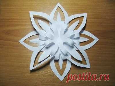 Делаем объемную снежинку.