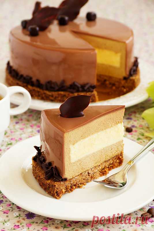 Кофейный торт с амаретто.                 Это очень, очень вкусный торт! Настолько, что я даже забыла о своей диете и слопала несколько кусков. Совесть грызет конечно, но "об этом подумаю завтра". ))) Люблю кофе, причем повторюсь, не столько за вкус (пью только с молоком),…