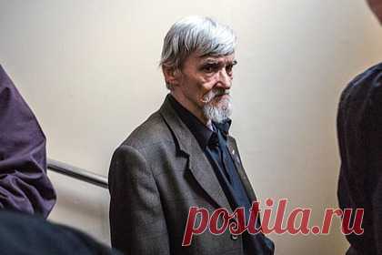 Историка Дмитриева признали виновным в изготовлении порно и хранении оружия. В Карелии историк Юрий Дмитриев признан судом виновным в изготовлении порнографии, развратных действиях и хранении оружия. Суд по совокупности преступлений назначил Юрию Дмитриеву 15 лет колонии. Дело на Дмитриева завели в конце 2016 года после обнаружения в его доме ржавых частей оружия и снимков приемной дочери.