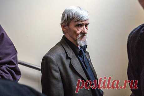 Историка Дмитриева признали виновным в изготовлении порно и хранении оружия. В Карелии историк Юрий Дмитриев признан судом виновным в изготовлении порнографии, развратных действиях и хранении оружия. Суд по совокупности преступлений назначил Юрию Дмитриеву 15 лет колонии. Дело на Дмитриева завели в конце 2016 года после обнаружения в его доме ржавых частей оружия и снимков приемной дочери.