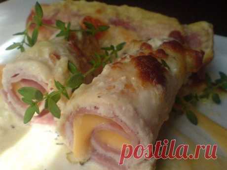 Рулетики из куриной грудки в сырном соусе