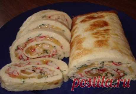 Рулет из лаваша с зеленью, крабовыми палочками и яйцами. - Простые рецепты Овкусе.ру

Ингредиенты:
- сметана- 250 гр.
- крабовые палочки — 250 гр.
- яйца — 4-5 шт.
- зелень