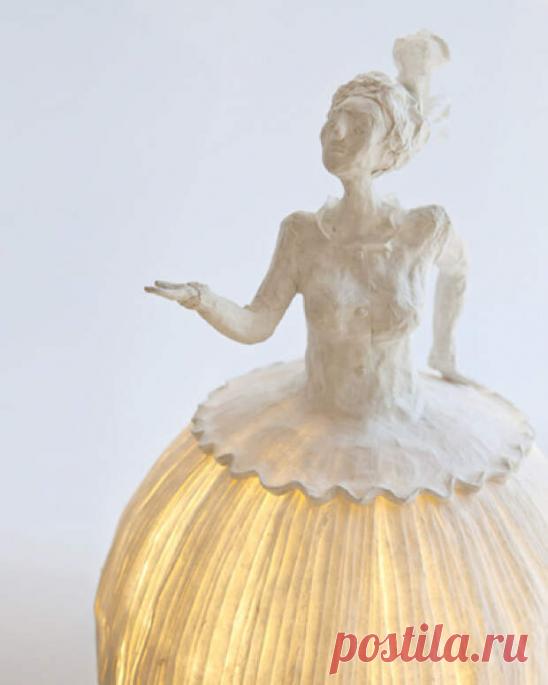 Светильник в форме балерины из гофрированной бумаги и папье-маше