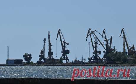 Разведка Украины взяла ответственность за удар по нефтепроводу в Азове. Около города Азов в ночь на 6 апреля подорван нефтепровод, по которому шло топливо с местной нефтебазы к танкерам в припортовой территории «Азовского морского порта», сообщило в телеграм-канале Главное управление разведки (ГУР) Украины.