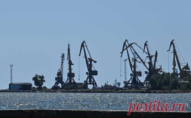 Разведка Украины взяла ответственность за удар по нефтепроводу в Азове. Около города Азов в ночь на 6 апреля подорван нефтепровод, по которому шло топливо с местной нефтебазы к танкерам в припортовой территории «Азовского морского порта», сообщило в телеграм-канале Главное управление разведки (ГУР) Украины.