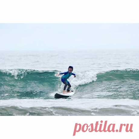 Это наша ученица Поля. Она сегодня большая молодец и заработала твердую 5+ за урок! А эту фотографию послала папе в подарок к 23 февраля! #школасерфинга #23февраля #большиепобеды