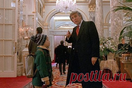 Крис Коламбус раскрыл секрет появления Трампа в фильме «Один дома 2». Режиссер Крис Коламбус раскрыл секрет появления бывшего президента США Донладьа Трампа в фильме «Один дома 2». «Мы заплатили гонорар, но он [Трамп] также сказал: &quot;Единственный способ использовать отель &quot;Плаза&quot; — это если я буду сниматься в фильме», — рассказал режиссер.