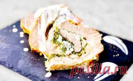 Мясной рулет, фаршированный шпинатом и сыром