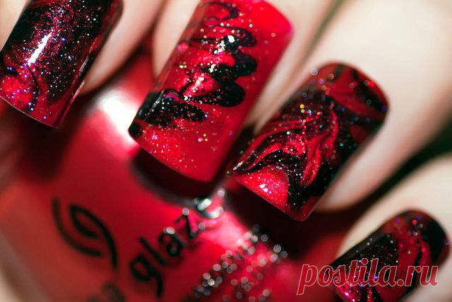 2021 25 фото красно чёрный маникюр Отличный маникюр подходящий под чёрное платье с красным низом.