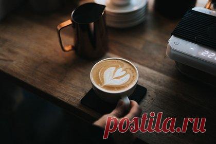 В Берлине отреагировали на призывы переименовать кафе «Москва» в «Киев». В Берлине раскритиковали предложение переименовать кафе «Москва» на Карл-Маркс-Алее в «Киев». На предложение, озвученное в мае послом Украины в Германии Алексеем Макеевым, отреагировала как администрация района, в котором расположено кафе, так и один из выдающихся архитекторов Вольф Айзенраут.