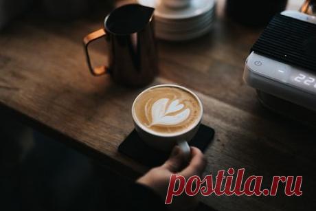 В Берлине отреагировали на призывы переименовать кафе «Москва» в «Киев». В Берлине раскритиковали предложение переименовать кафе «Москва» на Карл-Маркс-Алее в «Киев». На предложение, озвученное в мае послом Украины в Германии Алексеем Макеевым, отреагировала как администрация района, в котором расположено кафе, так и один из выдающихся архитекторов Вольф Айзенраут.