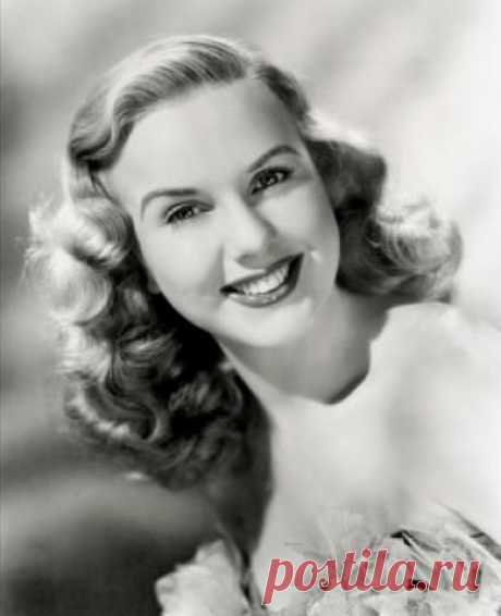 Фаина Раневская в молодости.
Но все помнят ее в старости.