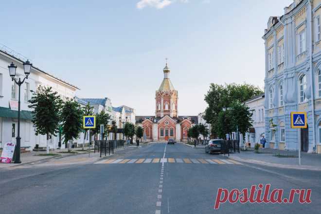 Едем в Касимов: неоготика, татарские гробницы, крестьянская старина и фабричный шоколад Касимов — древний русско-татарский форпост на загадочной Мещерской земле. Исследуем его прошлое и настоящее, а заодно окрестные города и деревни, где оставили свой след зажиточные крестьяне и богатые промышленники.
