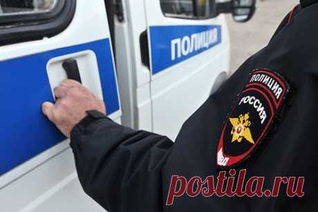 Повторявшая одну фразу пятиклассница с ножом напугала учеников российской школы. Краснодаре пятиклассница с ножом напугала учеников школы № 17. Как стало известно, девочка размахивала ножом в коридорах учебного заведения, после чего закрылась в кабинке туалета. Другие дети рассказали, что школьница вела себя странно и повторяла одну и ту же фразу: «Прости, они тебя пугают».