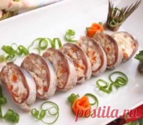 ФАРШИРОВАННАЯ СЕЛЬДЬ 
Отличная закуска к новогоднему столу 
ИНГРЕДИЕНТЫ:
● Сельдь (крупная) — 1 шт.
● Морковь — 0,5 шт.
● Яйца куриные — 1 шт.
● Сыр плавленый — 40 г
● Масло сливочное — 20 г
● Масло оливковое — 1 ст. л.
ПРИГОТОВЛЕНИЕ:
1. Селедку очистить от внутренностей и костей так, чтобы получилось два филе. Хвостик можно оставить для украшения.
2. С каждого филе срезать мякоть сельди, чтобы