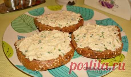 НАМАЗКИ НА ХЛЕБУШЕК!!!
Куриная намазка для бутербродов.
1 отварная грудка
сыр (любой твёрдый) 50 гр.
яйцо варёное 2 шт.
1 зубчик чеснока
горсть грецких орехов
майонез
.
Грудку мелко нарезать, яйца и сыр натереть на крупной тёрке, орехи измельчить, чеснок выдавить через пресс. Перемешать и заправить майонезом.
Намазываем на хлебушек и наслаждаемся!
Грудку я не очень уважаю (на мой вкус она суховата и пресновата), поэтому взяла бёдрышки и пожарила их под крышкой.
Паштет из белой фасоли с капе