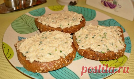 НАМАЗКИ НА ХЛЕБУШЕК!!!
Куриная намазка для бутербродов.
1 отварная грудка
сыр (любой твёрдый) 50 гр.
яйцо варёное 2 шт.
1 зубчик чеснока
горсть грецких орехов
майонез
.
Грудку мелко нарезать, яйца и сыр натереть на крупной тёрке, орехи измельчить, чеснок выдавить через пресс. Перемешать и заправить майонезом.
Намазываем на хлебушек и наслаждаемся!
Грудку я не очень уважаю (на мой вкус она суховата и пресновата), поэтому взяла бёдрышки и пожарила их под крышкой.
Паштет из белой фасоли с капе