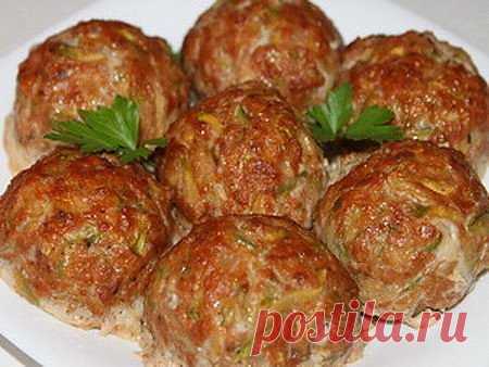 Ай-да вкуснятина!!! Греческие тефтели с кабачками. Попробуй и убедись! Просто потрясающий рецепт ! Возьмите себе на заметку!
Греческие тефтели с кабачками «Кефтедес» средиземноморские тефтели из мясного фарша с овощами, которые подают как в горячем, так и в холодном виде с соусом «Цацики». В оригинале их жарят, но мне больше нравятся в запеченном виде.
Ингредиенты:
600 г мясного фарша
2-3 молодых кабачка
2 яйца
1 луковица
3-4 зубчика чеснока
2 столовые ложки томатной пасты
3 столовые ложки молот
