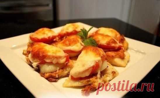 Рыбка, запеченная под овощами и сыром 
Ингредиенты:
филе рыбы (замороженное, без костей) — 1,5-2 кг
лук репчатый — 3 шт
помидор — 4 шт
майонез (или сметана) — 150 г
сыр твердый — 200 г
яйцо куриное (для панировки) — 3 шт
мука (для панировки) — 3 ст. л.
паприка
соль, перец