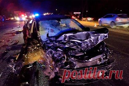 Два человека погибли в ДТП с микроавтобусом на российской трассе. В Шпаковском округе Ставропольского края в ДТП с микроавтобусом и двумя легковыми автомобилями погибли два человека, еще шестеро пострадали. Авария произошла на 307 километре трассы Ростов-на-Дону — Ставрополь. Водитель ВАЗ-2114 попытался обогнать Daewoo Nexia и зацепил ее, из-за чего обе машины выехали на встречную.