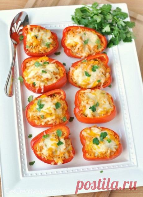 Курица в перце на ужин
на 100грамм - 71.56 ккалБ/Ж/У - 9.1/2.24/3.35

Ингредиенты:
Филе курицы - 300 г
Болгарский перец – 4 шт
Помидор - 3 шт
Лук зеленый - 3 г
Йогурт без добавок- 2 ст. л
Сыр - 150 г
Специи - по вкусу
Укроп - по вкусу
Соль, перец - по вкусу

Приготовление:
Чистим перцы от внутренностей. Для начинки нарезаем куриное филе небольшими кусочками. С помидор отделить шкурку, окунув их в кипяток, и нарезать на маленькие кубики. Нарезаем зеленый лук и петрушку.
Сме...