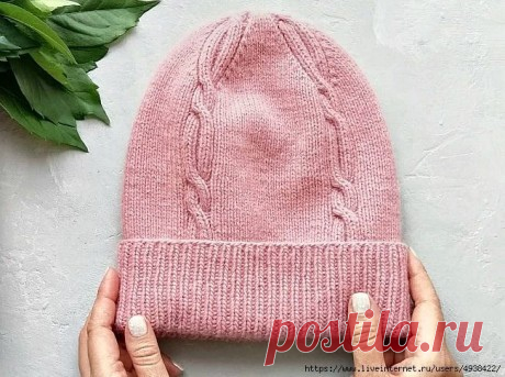 Шапочка с косами от @viktori_vikt

Ссылка на страницу автора: https://www.instagram.com/viktori_vikt/
Шапочка связана из бобинной пряжи в 2 нити (получился метраж 50гр-112.5 м), спицы 3,5.
На шапку составом 60% меринос, 25% бэби альпака и 15% ангора ушло чуть меньше 100 гр пряжи, но альпака и ангора легче мериноса и это нужно учесть.
На ОГ 54-56 см я набрала 104 петли (учитываем свою плотность и вяжем образец, число петель должно быть кратно 4).

Провязала резинкой 1на1 13...
