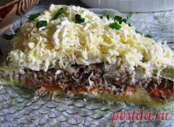 Вкусный салат с консервированной рыбкой 

Слоями снизу вверх:
- картошка вареная 3-4 шт средних
- скумбрия в масле 1 банка
- лук репчатый (обдать кипятком) 1 шт
- яйца вареные 3 шт
- сыр твердый 100 г
Промазать слои майонезом, при желании посолить.

Приятного аппетита!