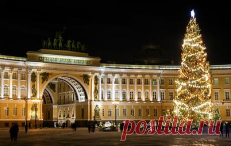 Гирлянды новогодней ели зажгли на Дворцовой площади в Петербурге. Праздничное дерево также украшают почти 300 игрушек