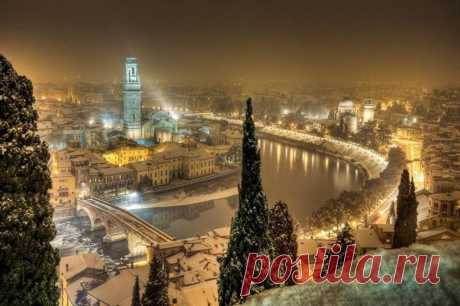 ВЕРОНА, ИТАЛИЯ.  
С приходом римлян здесь были построены античные строения, некоторые из которых существуют по сей день.
В III веке Верона считалась военной базой, которая была рассчитана для борьбы с варварами.
В 1405 году Верона становится владением Венеции. |  Время Отдыхать