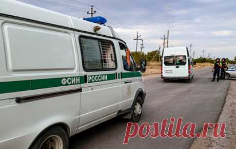 Работников и осужденных ИК-19 начали допрашивать после захвата заложников. Устанавливается, как на территорию учреждения попали флаги запрещенных организаций, у заключенных оказались ножи, ножницы, мобильные телефоны, компоненты для взрывного устройства, сообщили в правоохранительных органах