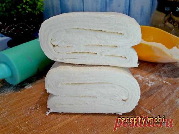 Слоеное бездрожжевое тесто
✅ Ингредиенты:
▫️ мука в/с – 200 г;
▫️ очищенная вода – 100 г;
▫️ соль мелкая – 1/2 ч. ложки;
▫️ сливочное масло – 180 г.