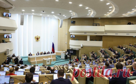 Совет Федерации единогласно поддержал запрет в России ЛГБТ-пропаганды. Законопроект вводит ответственность за ЛГБТ-пропаганду среди жителей страны всех возрастов. Ранее российское законодательство запрещало ЛГБТ-пропаганду среди тех, кто не достиг совершеннолетия