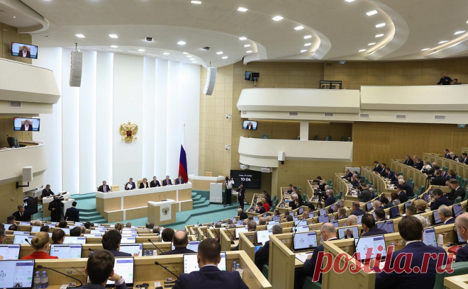 Совет Федерации единогласно поддержал запрет в России ЛГБТ-пропаганды. Законопроект вводит ответственность за ЛГБТ-пропаганду среди жителей страны всех возрастов. Ранее российское законодательство запрещало ЛГБТ-пропаганду среди тех, кто не достиг совершеннолетия