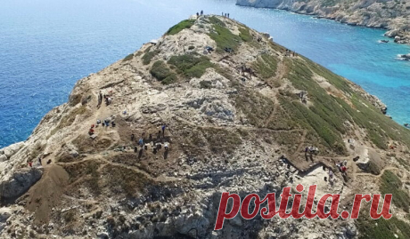 Древний остров-пирамида в Эгейском море Даскалио 

Раскопки на острове Даскалио, в 200-х км от Афин, показывают самый ранний поистине монументальный комплекс зданий, когда-либо обнаруженных в греческом мире. Объект, построенный 4600 лет назад, возможно, был источником вдохновения для ключевого аспекта греческой религии — идеи, что горные вершины были жилищами богов.