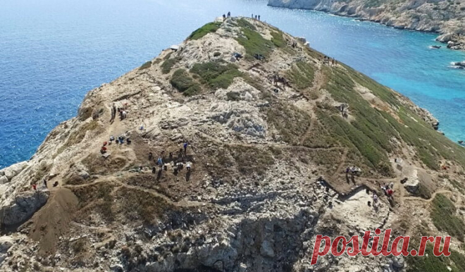 Древний остров-пирамида в Эгейском море Даскалио 

Раскопки на острове Даскалио, в 200-х км от Афин, показывают самый ранний поистине монументальный комплекс зданий, когда-либо обнаруженных в греческом мире. Объект, построенный 4600 лет назад, возможно, был источником вдохновения для ключевого аспекта греческой религии — идеи, что горные вершины были жилищами богов.