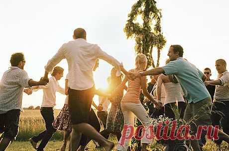 ДЕНЬ АНЖЕЛИКИ*****Сегодня Ликин праздник... **
 К ней в гости заглянул **
 Насмешник и проказник... **
 Кричите: Караул!!! **
 Друзья пришли к ней в гости **
 И привели его... **
 Он счастья кинул кости, **
 В бокал налил вино... **
 Пустился в пляс с притопом **
 И Лику подхватил-- **
 По комнате галопом **
 Вскружил что было сил... **
 Смеялся залихватски **
 И веселил друзей... **
 В его шальных повадках **
 Узнай себя скорей... **
 Он взял её тетрадку, **
 Гусиное перо, **
