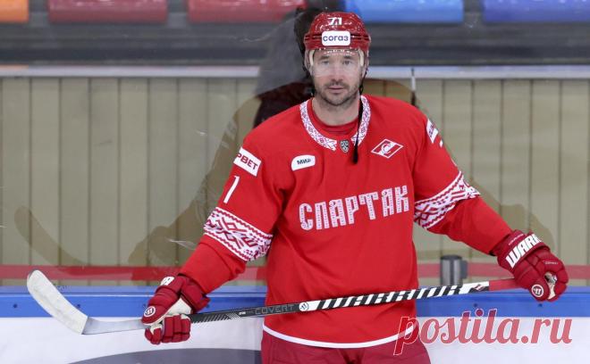 Илья Ковальчук провел встречу с недовольными фанатами «Спартака». Активные болельщики «красно-белых» ранее высказывали недовольство возвращением 40-летнего форварда в клуб. По итогам встречи в фанатском объединении «Фратрия» заявили, что «все недопонимания остались позади»