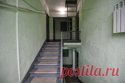 Дом в российском городе затопило фекалиями. В Тюмени подъезд многоквартирного дома затопило нечистотами из канализации. Жители квартир жалуются, что фекальный потоп не устраняют почти неделю. Люди вынуждены сидеть дома, чтобы не чувствовать вонь, которая распространилась по всему подъезду. По словам пострадавших, управляющая компания игнорирует обращения.