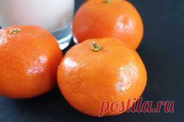 Зачем есть мандарины? Три штуки в день В магазинах и на рынках стало особенно много необычных зеленых мандаринов. Они появились немного раньше привычного сезона. Одни считают, что это недозрелые фрукты, другие — что это такой сорт. На самом деле правы могут быть и те, и другие. Сорт зеленых мандаринов действительно существует — танжерины из Таиланда, уншиу из Абхазии и другие. Даже после созревания они сохраняют зеленую кожуру. Однако иногда производители собирают именно н...